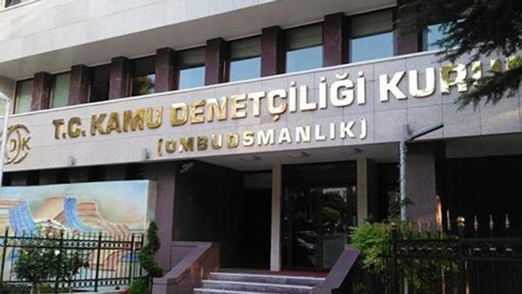 Girişinde “T.C. Kamu Denetçiliği Kurumu” yazan, merdivenli bir kamu binasının dış cephesi