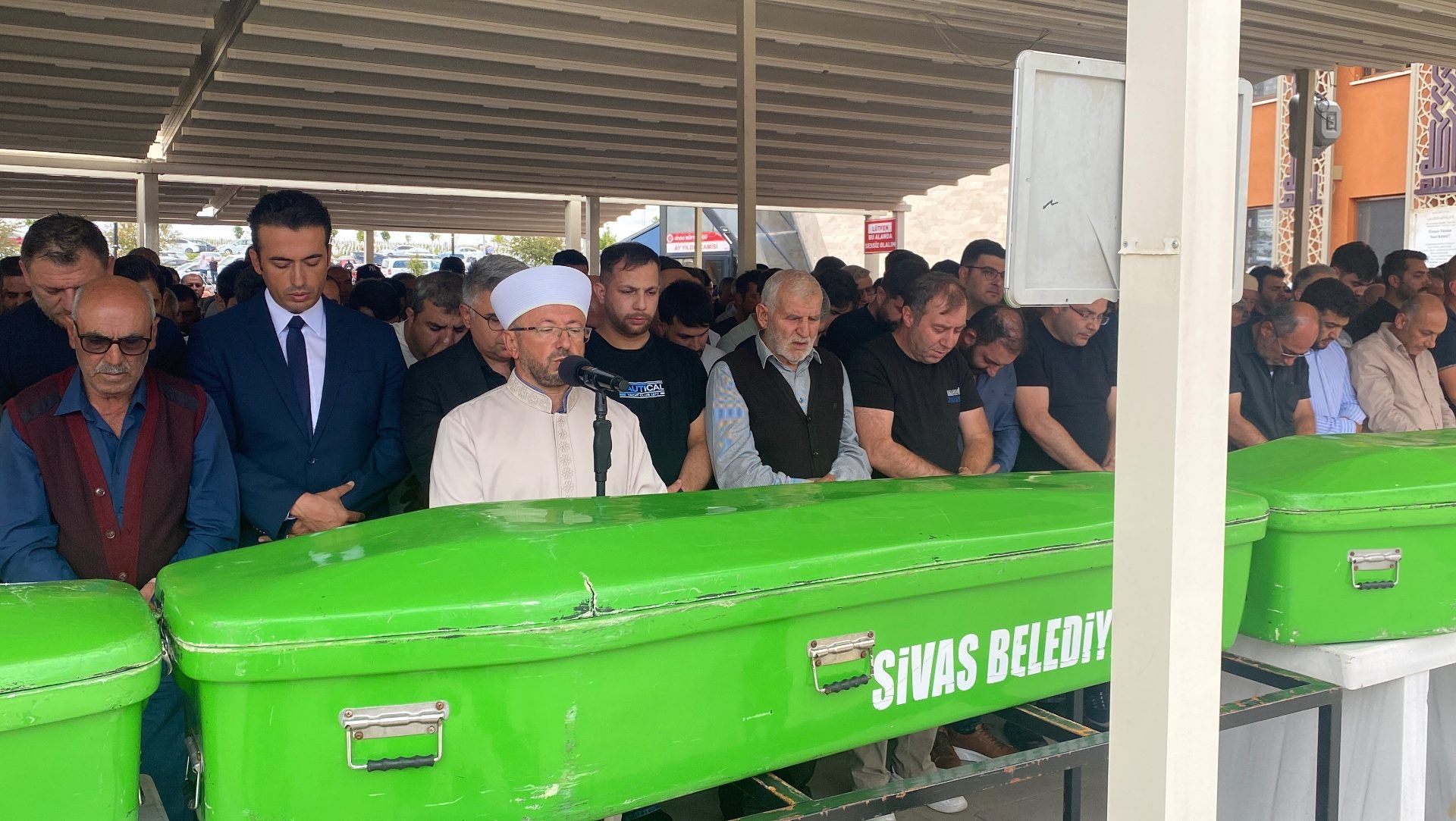 Sivas’ta minibüs kazasında can veren 3 kişi toprağa verildi!
