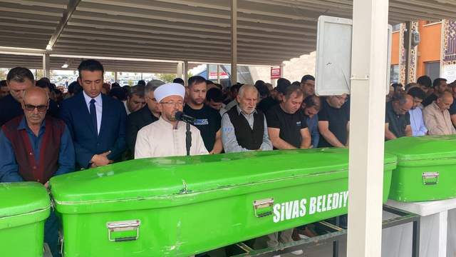 Sivas’ta minibüs kazasında can veren 3 kişi toprağa verildi!