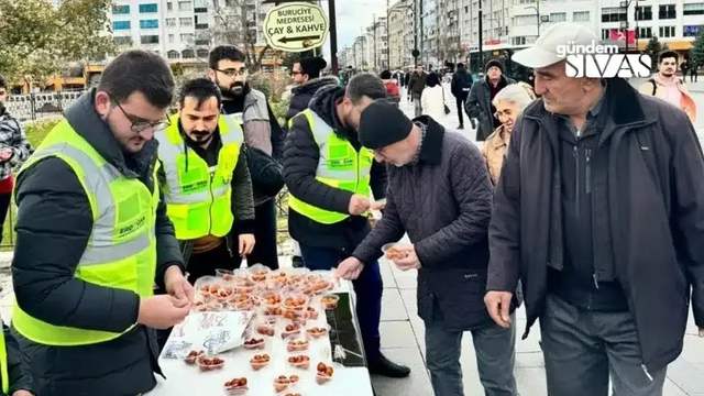 Hayatını Kaybeden Başkan için Lokma Dağıttı