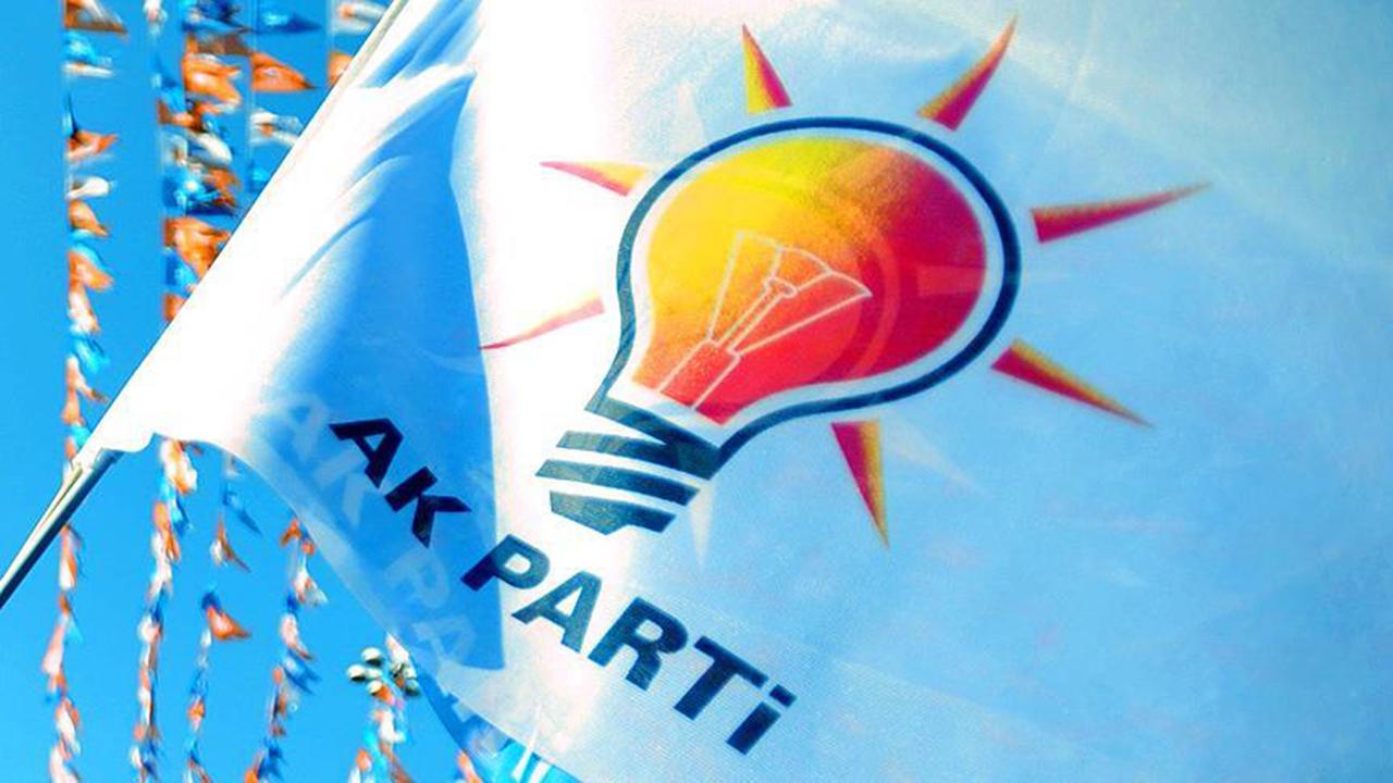Mavi zemin üzerinde AK Parti yazısı ve ampul logosu bulunan bayrak, diğer bayrakların arasında dalgalanıyor.