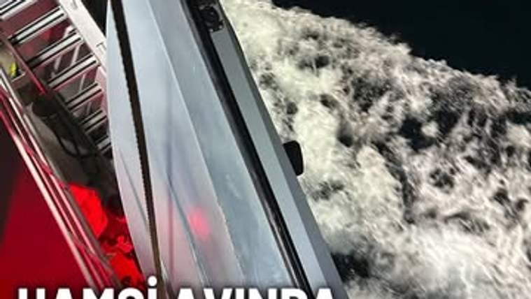 Kırmızı ve beyaz bölümleri görülen bir teknenin yanında köpüren deniz suyu, altta “HAMSI AVINDA” yazısı