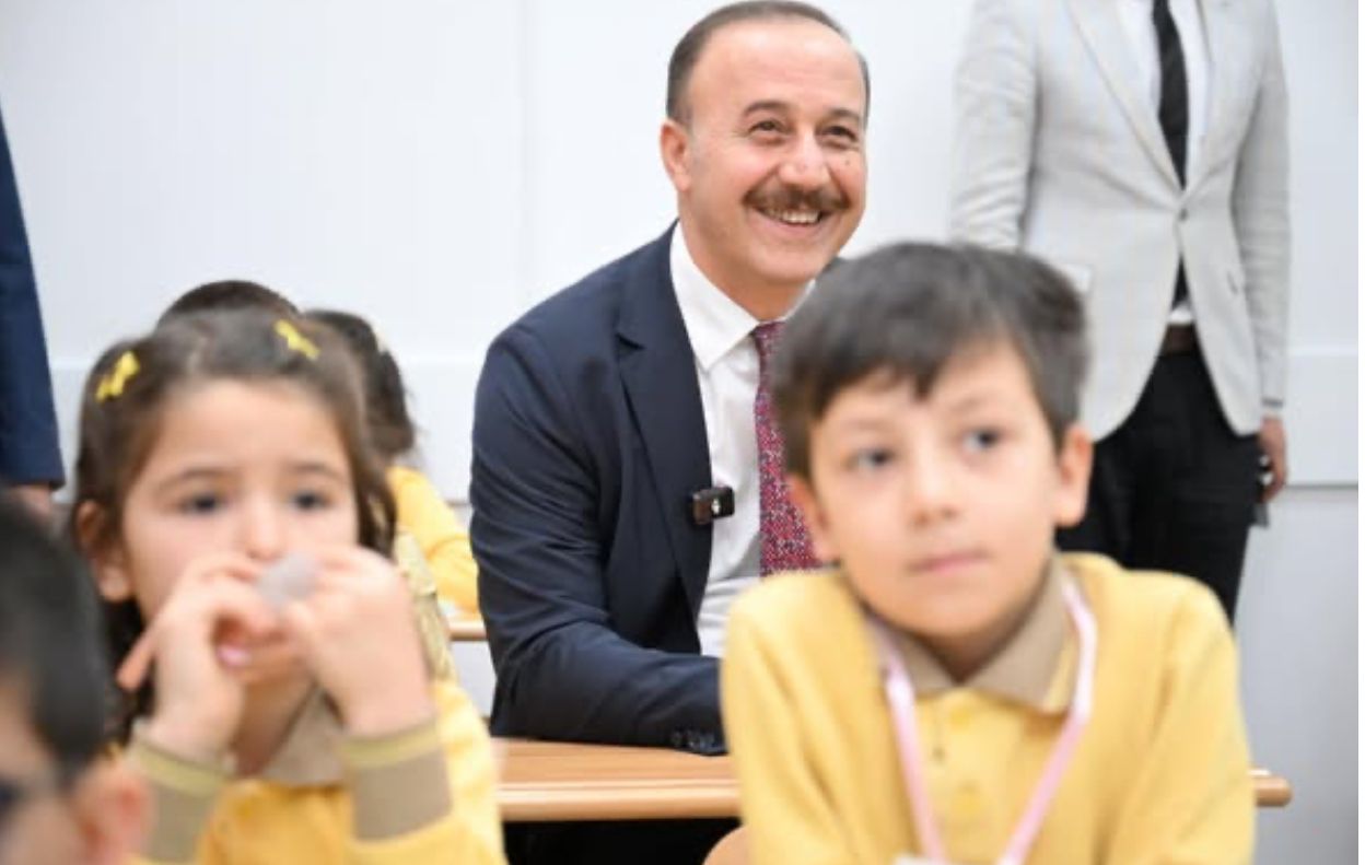 Vali Erin öğrencilerin karne heyecanına ortak oldu - Birlik Haber Ajansı
