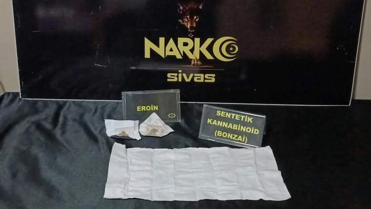 Siyah bir arka planda üzerinde "NARKO Sivas" yazılı bir tabela, uyuşturucu maddeleri ve paketler yer alıyor.