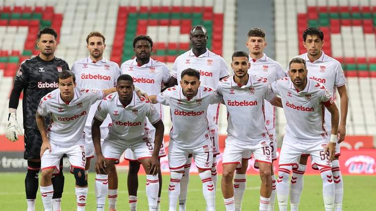 Sivasspor futbol takımı, stadyumda poz veren on bir oyuncudan oluşuyor.