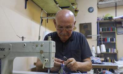 65 yıllık terzi mesleğini bırakmadı!