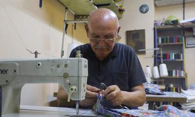 65 yıllık terzi mesleğini bırakmadı!