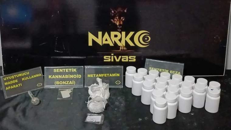 Siyah zeminde “NARKO Sivas” yazısı, etiketli poşetler, beyaz plastik kaplar ve madde numuneleri görülüyor.