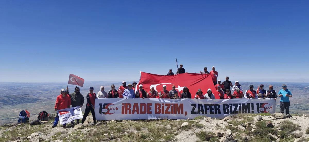 Yıldız Dağı'nın zirvesinde, Türk bayrakları ve pankartlarla grup fotoğrafı.