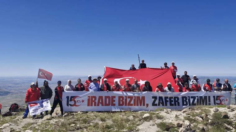 Yıldız Dağı'nın zirvesinde, Türk bayrakları ve pankartlarla grup fotoğrafı.
