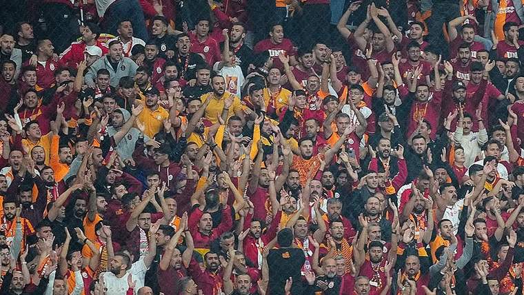 Tribünde sarı-kırmızı giyinen kalabalık taraftarlar tezahürat yaparken üstte #MaçaHazırsın, altta Dreame logosu yer alıyor.