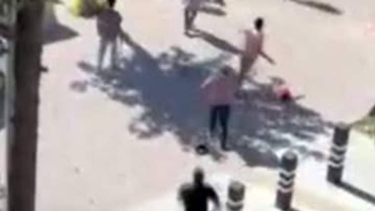 Üstten çekimde, ağaç gölgesi çevresinde birkaç kişi ve altta “ADIYAMAN’DA MEYDAN KAVGASI” yazısı görülüyor.