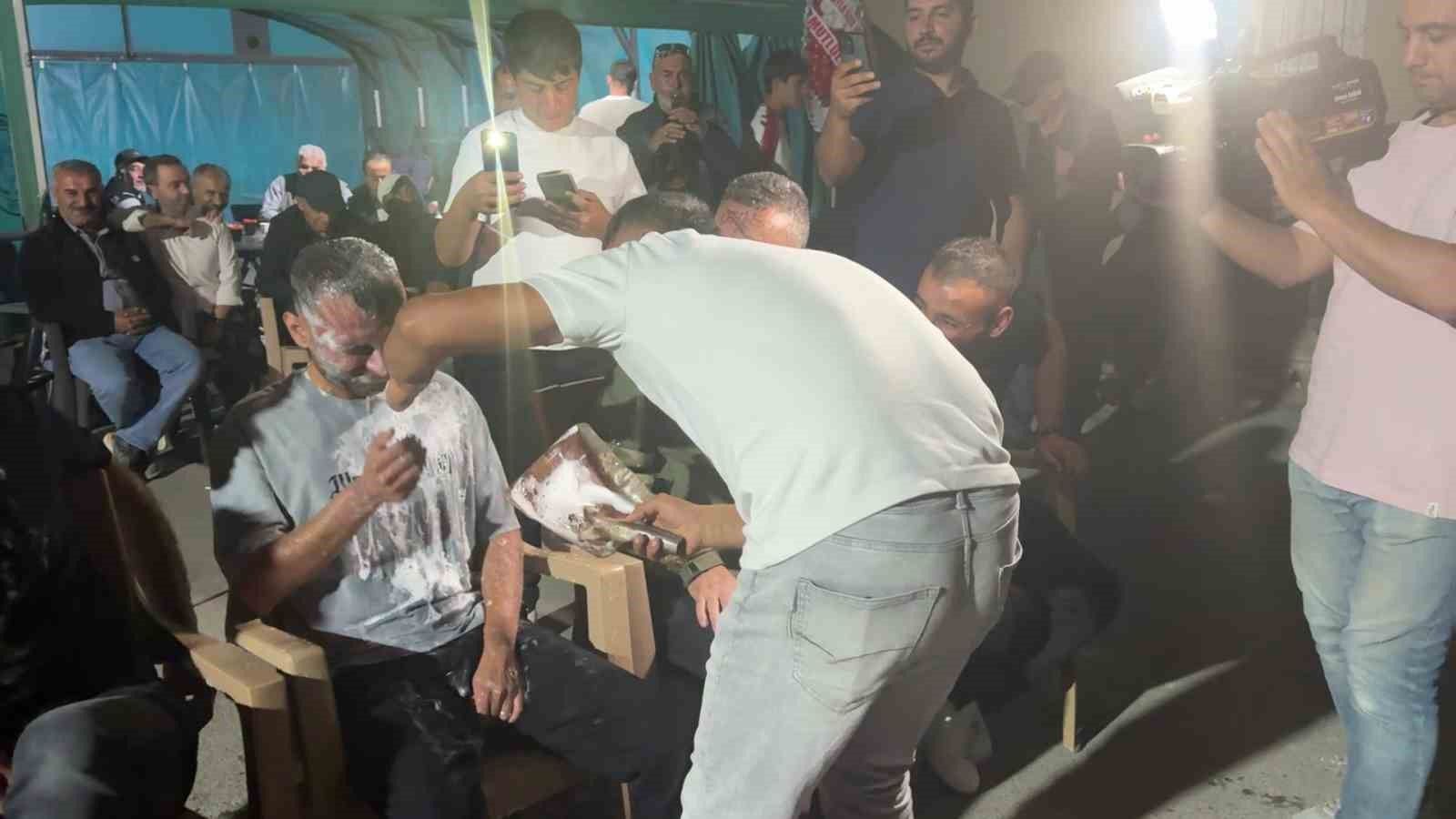 Damat yakınları tıraş cezasının ardından oyun havasına katıldı