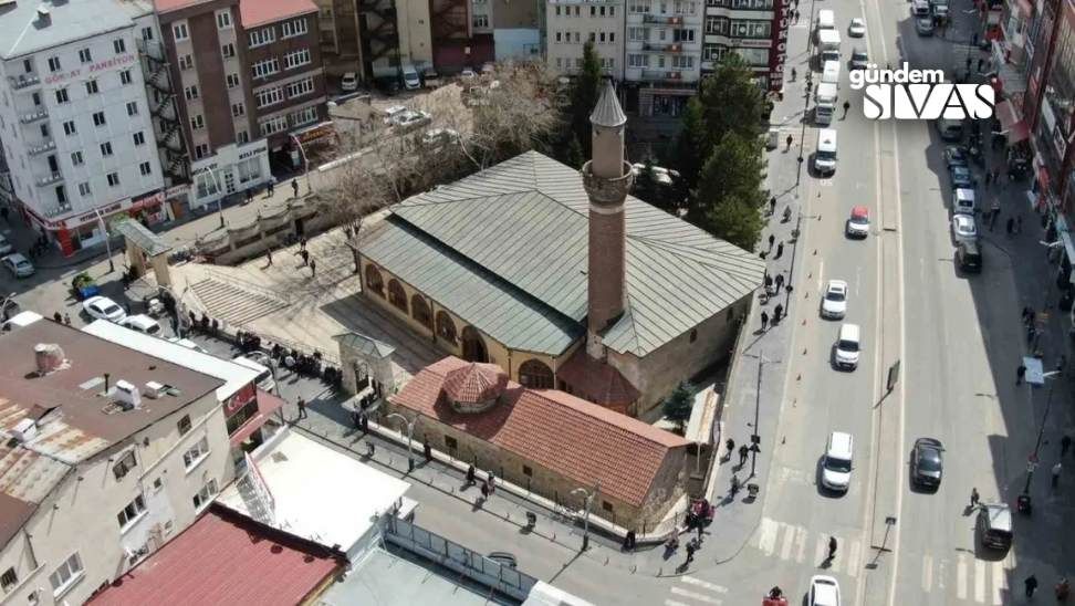 Şems-i Sivas'ın Türbesi Ziyaretçi Akınına Uğradı