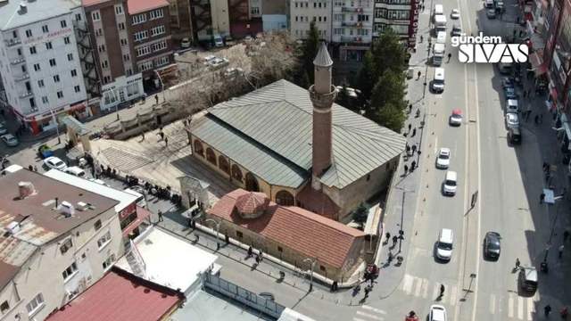Şems-i Sivas'ın Türbesi Ziyaretçi Akınına Uğradı