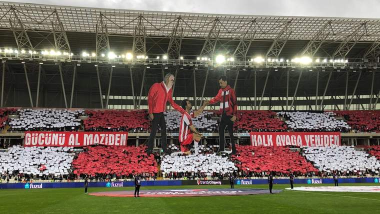 Sivasspor taraftarları, stadyumda büyük bir koreografi ile tribünleri süslüyor.