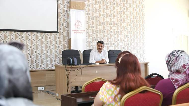 Sivas'ta Eğitim Çalışmaları Şeflerle Buluştu: Milli Eğitim Müdürü Erdoğan'dan Önemli Değerlendirmeler