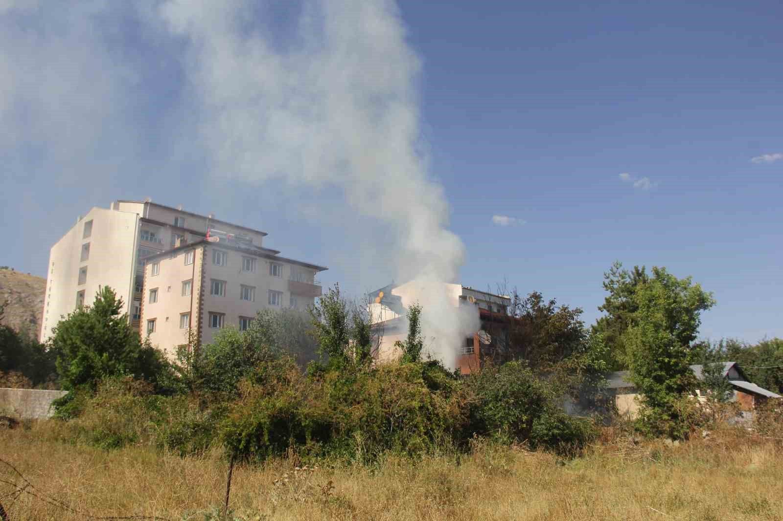 Sivas Zara’da odunluk yangını apartmanlara ulaşmadan söndürüldü