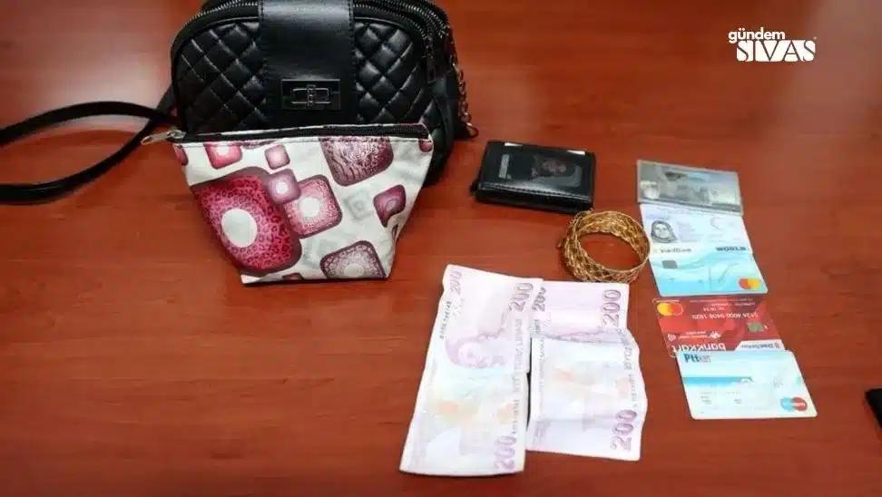Kaybolan Çantayı Sahibine Ulaştırdı