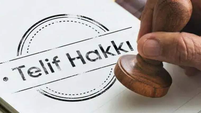 Bir el, üzerinde 'Telif Hakkı' yazılı bir damgayı kağıda basıyor.