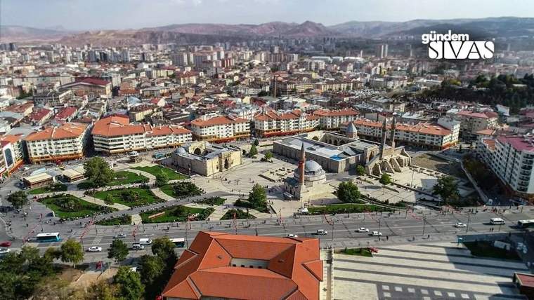 Sivas'ın merkezine ait bir hava görüntüsü, tarihi yapılar ve modern binalar görünmekte.