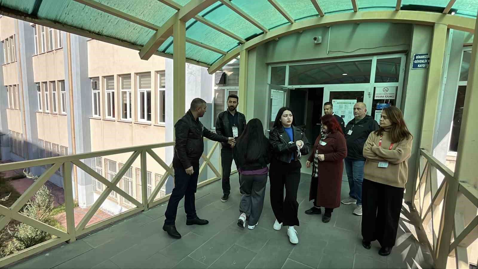 Sivas’ta sınav kapısına saniyeler sonra ulaşan genç alınmadı