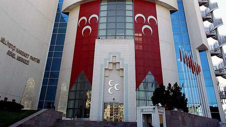 Üç hilal simgeli kırmızı bayrakların asılı olduğu binanın girişinde büyük üç hilal amblemi görülüyor.