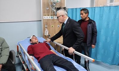 Sivas’ta Okul Servisi Kazası: Vali Yılmaz Şimşek Yaralı Öğrencileri Ziyaret Etti