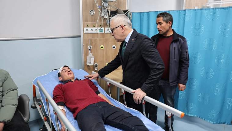 Sivas’ta Okul Servisi Kazası: Vali Yılmaz Şimşek Yaralı Öğrencileri Ziyaret Etti