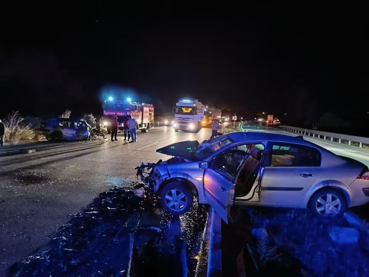 Sivas'ta Feci Kaza! İki Otomobil Kafa Kafaya Çarpıştı: 1 Ölü, 2 Yaralı