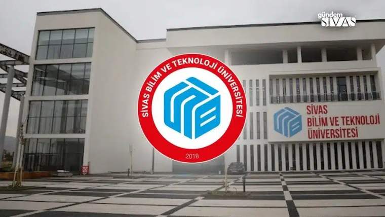 Sivas Bilim ve Teknoloji Üniversitesi binası, ön planda üniversitenin logosu yer alıyor.