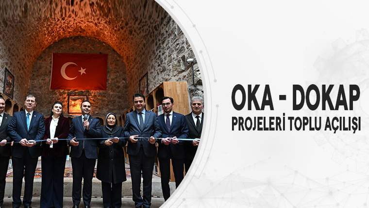 Kurdele kesen yetkililer, arka planda Türk bayrağı ve kitaplık görünmekte.