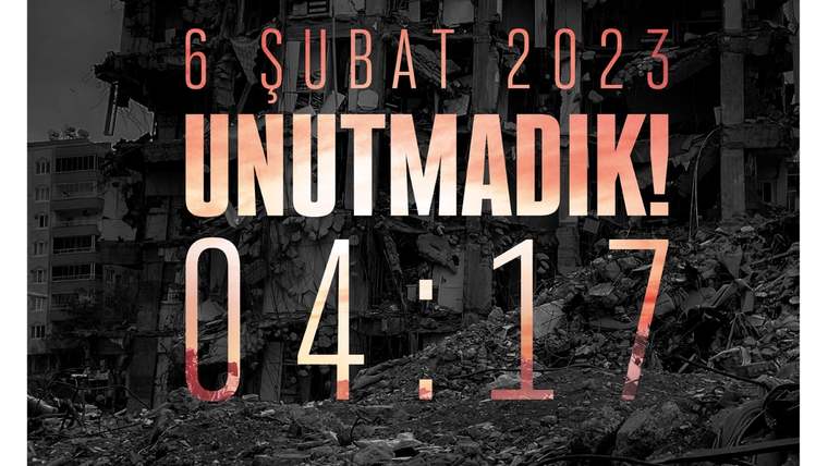 Yıkılmış binalar ve enkaz üzerinde “6 Şubat 2023, Unutmadık! 04:17” yazılı siyah beyaz grafik.
