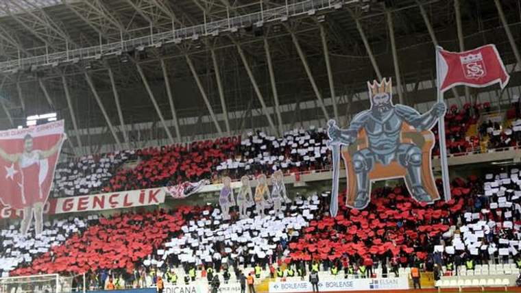 Stadyum tribünlerinde kırmızı-beyaz kartonlarla oluşturulan koreografi ve tahtta oturan zırhlı şövalye figürü