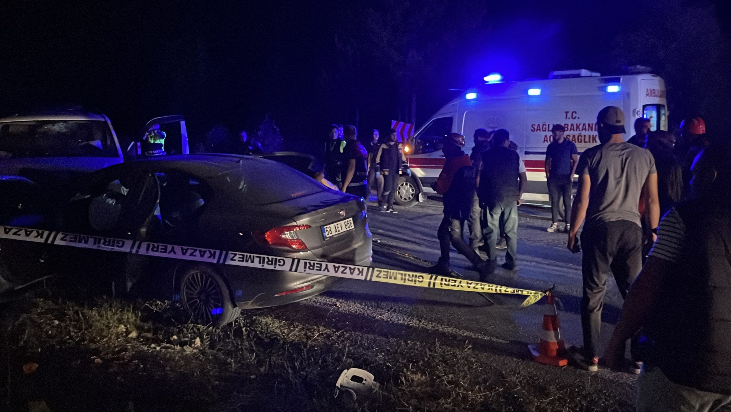 Sivas'ta Ters Şeride Giren Minibüs Faciası: 1 Ölü, 8 Yaralı