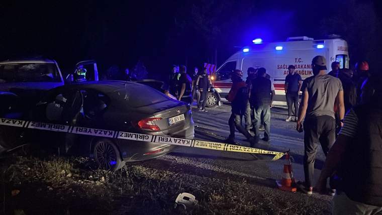 Sivas'ta Ters Şeride Giren Minibüs Faciası: 1 Ölü, 8 Yaralı
