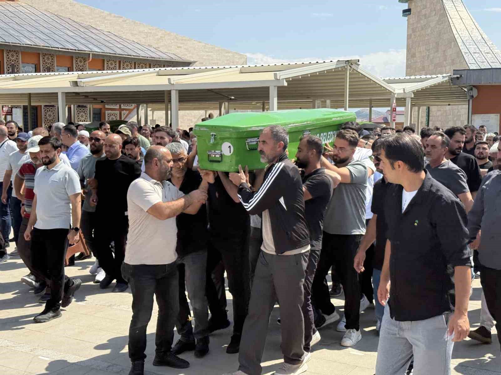 19 yaşındaki Baturalp Akyüz cenaze töreniyle toprağa verildi