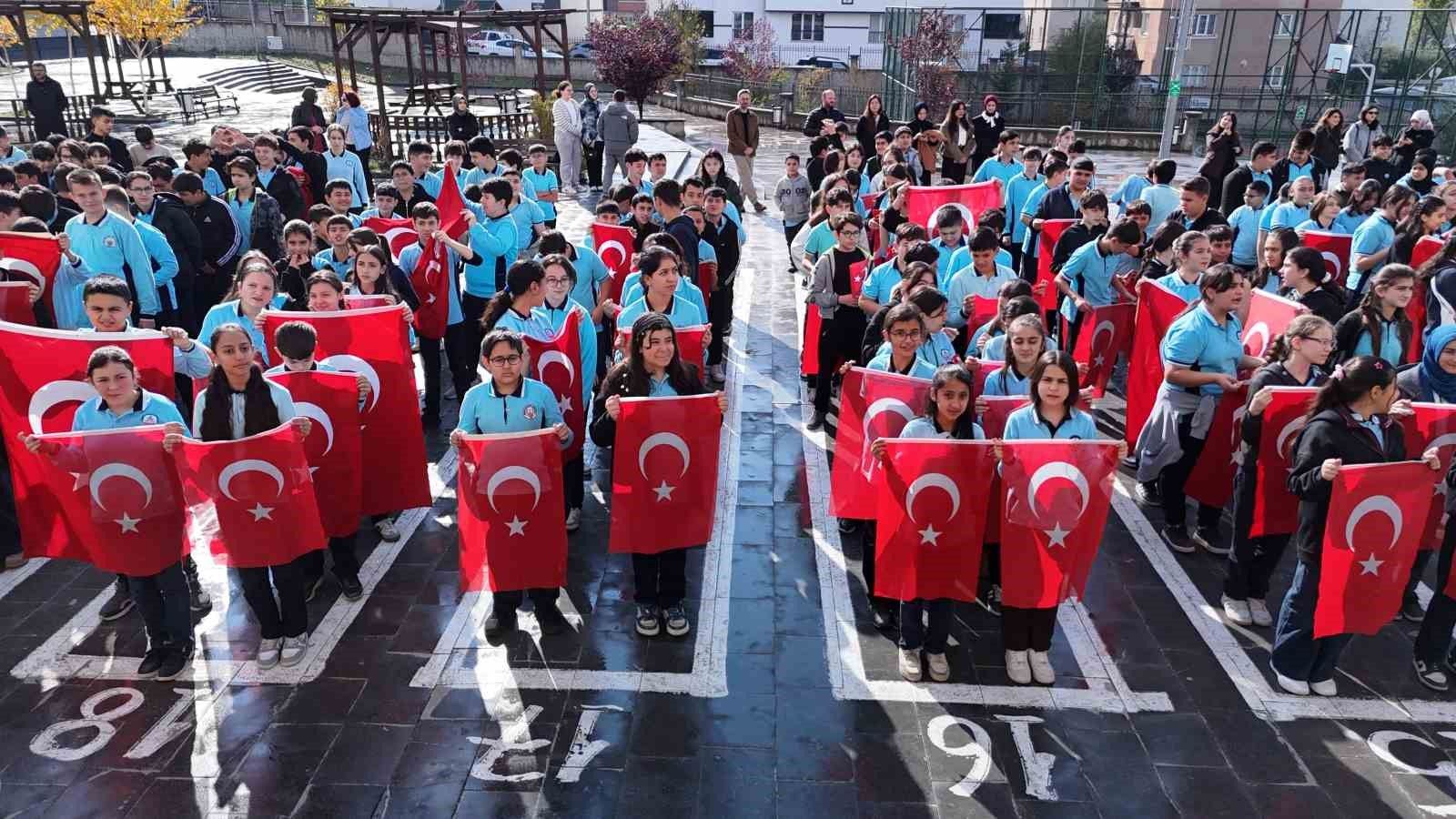 850 öğrenci Sivas’ta Cumhuriyet şarkılarını birlikte söyledi