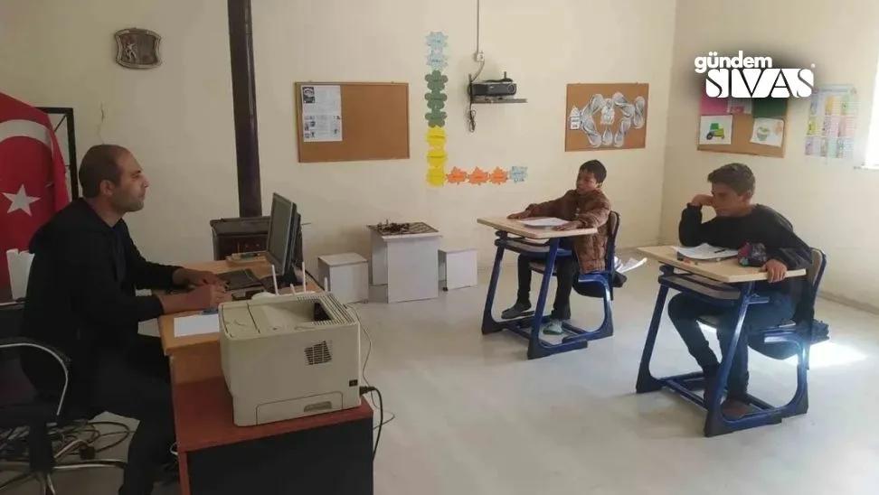 Sivas'ta Muhtar ve Köy Halkı Okulu Yeniledi