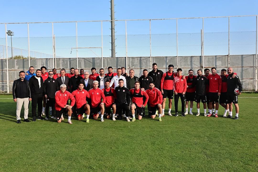 Sivas Valisi Yılmaz Şimşek, Sivasspor'un Kampına Sürpriz Ziyaret Gerçekleştirdi