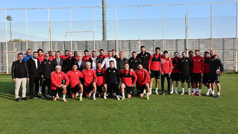 Sivas Valisi Yılmaz Şimşek, Sivasspor'un Kampına Sürpriz Ziyaret Gerçekleştirdi