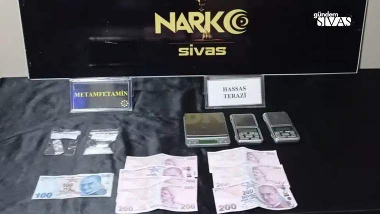 Masada “Narko Sivas” yazısı, paketler, iki hassas terazi ve farklı kupürlerde banknotlar görülüyor.
