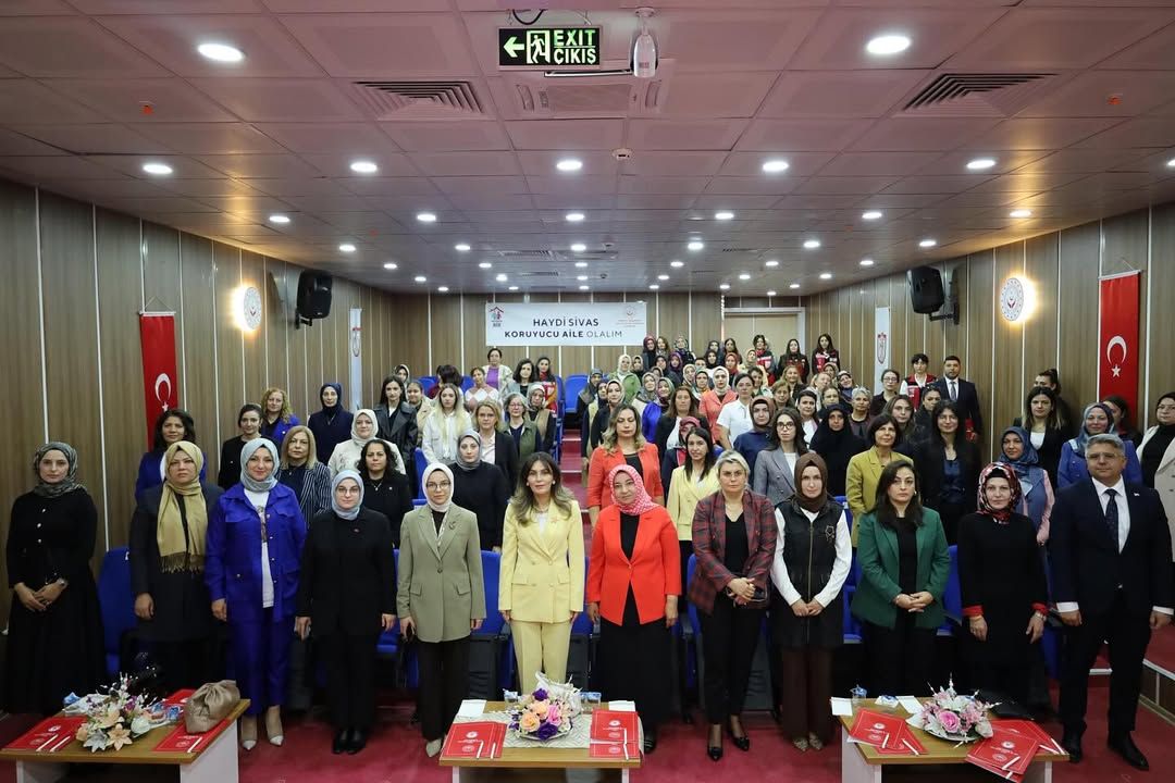 Sivas'ta Koruyucu Aile Farkındalık Toplantısı Duygusal Anlara Sahne Oldu