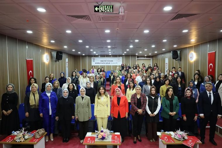 Sivas'ta Koruyucu Aile Farkındalık Toplantısı Duygusal Anlara Sahne Oldu
