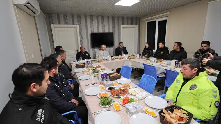 Vali Kumbuzoğlu, emniyet güçleriyle sahurda buluştu - Birlik Haber Ajansı