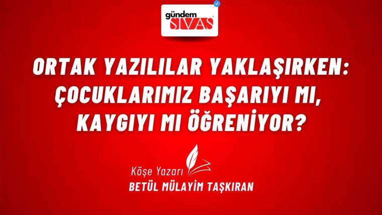Kırmızı zeminli grafik üzerinde üstte bir logo, ortada büyük beyaz yazılar ve altta tüy simgesi bulunuyor.