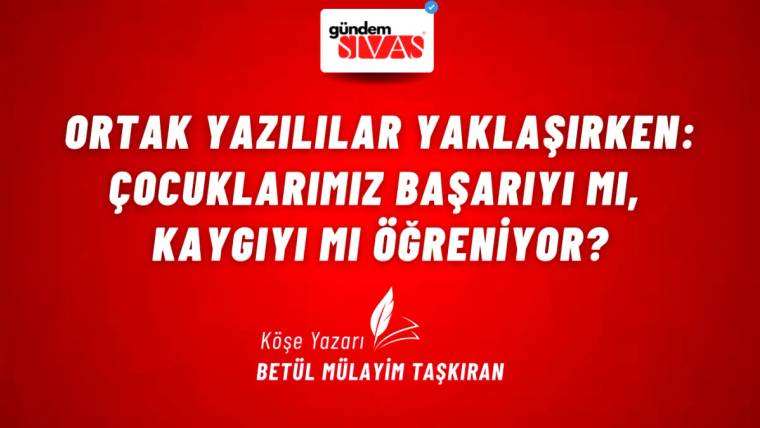 Kırmızı zeminli grafik üzerinde üstte bir logo, ortada büyük beyaz yazılar ve altta tüy simgesi bulunuyor.