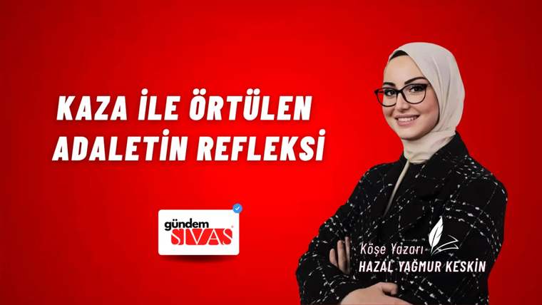 Kırmızı zemin üzerinde başörtülü ve gözlüklü bir kadın, kolları bağlı duruyor; yanında beyaz yazılar ve logo bulunuyor.