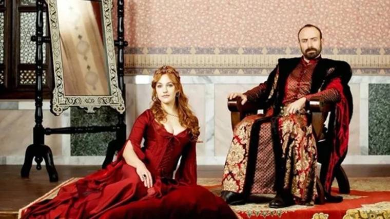 Meryem Uzerli'nin elbisesi göz kamaştırdı