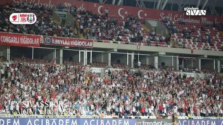 Sivasspor yazılı pankartların bulunduğu stadyum tribünlerinde çok sayıda taraftar birlikte görülüyor.